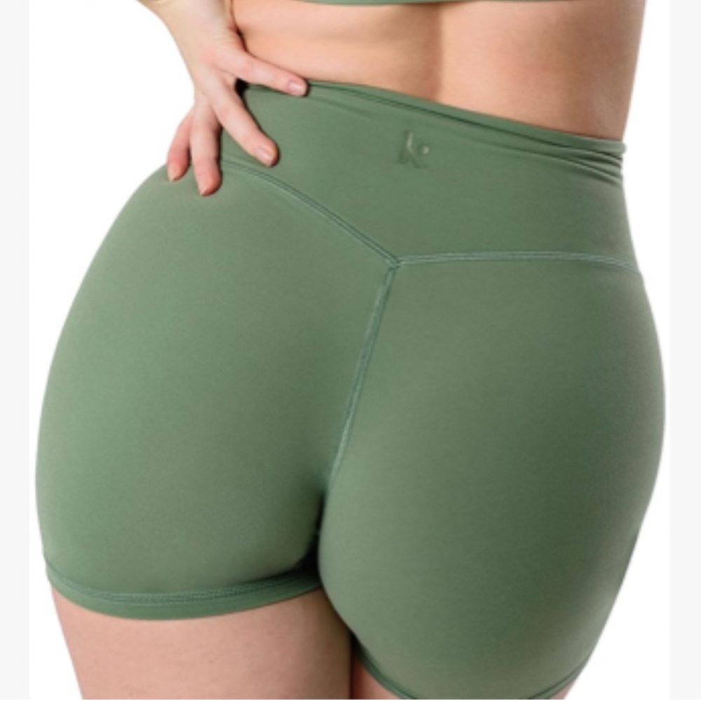 BNWT Kamo Fitness Featherlite Enhance 6” Shorts